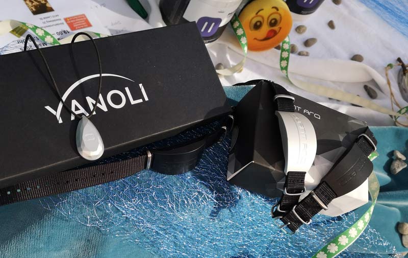 Eine Auswahl von Yanoli-Produkten auf einer maritimen Deko.